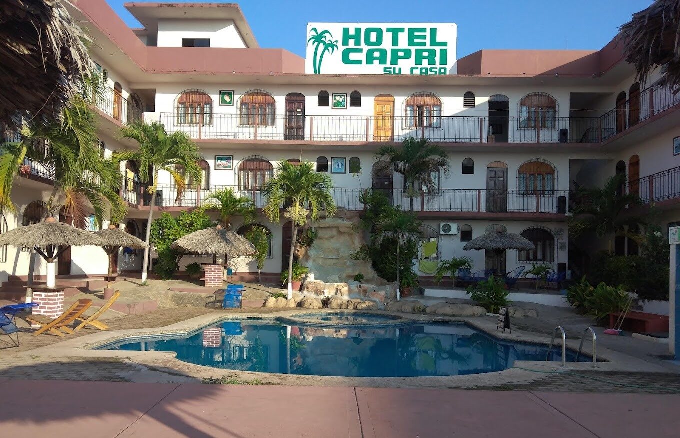 hotel_capri_puerto_escondido piscina y habitaciones de hotel capri en puerto escondido oaxaca