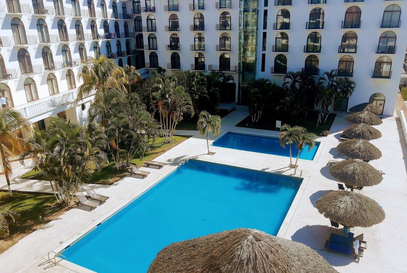 hotel_caracol_puerto_escondido vista de edificio y piscina de hotel caracol en puerto escondido
