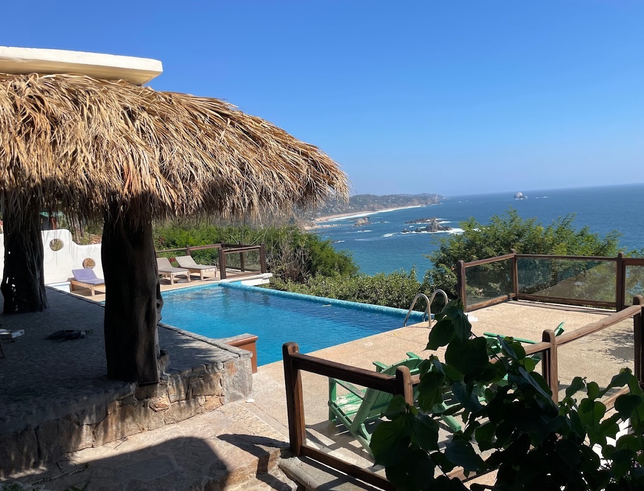 vista de hotel Altamira en Mazunte Oaxaca con piscina y vista al mar