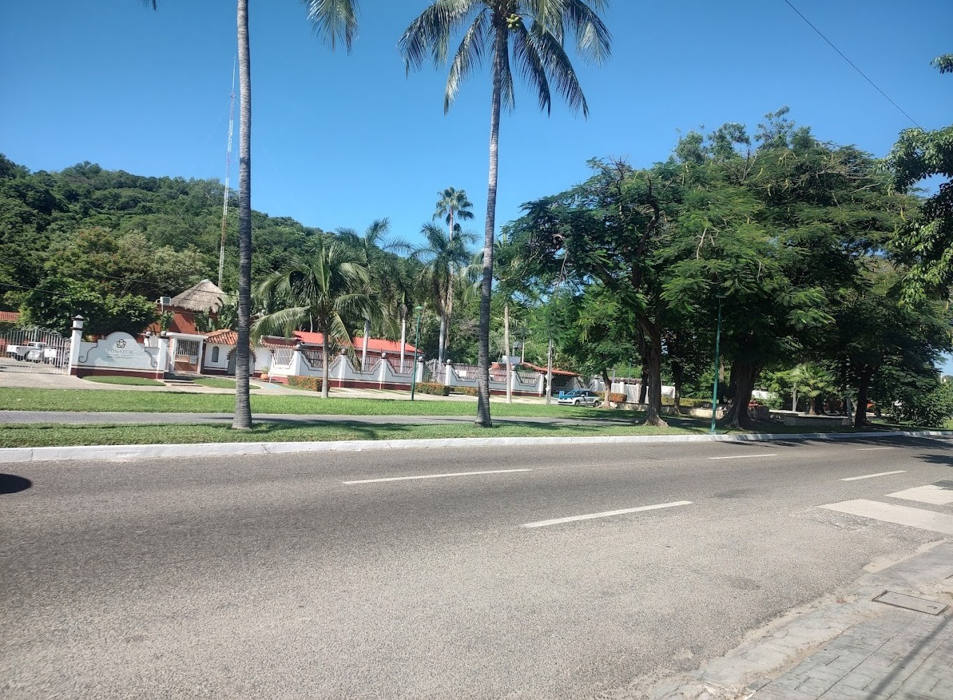 vista del exterior del hotel Playa Sol con áreas verdes en Huatulco, Oaxaca