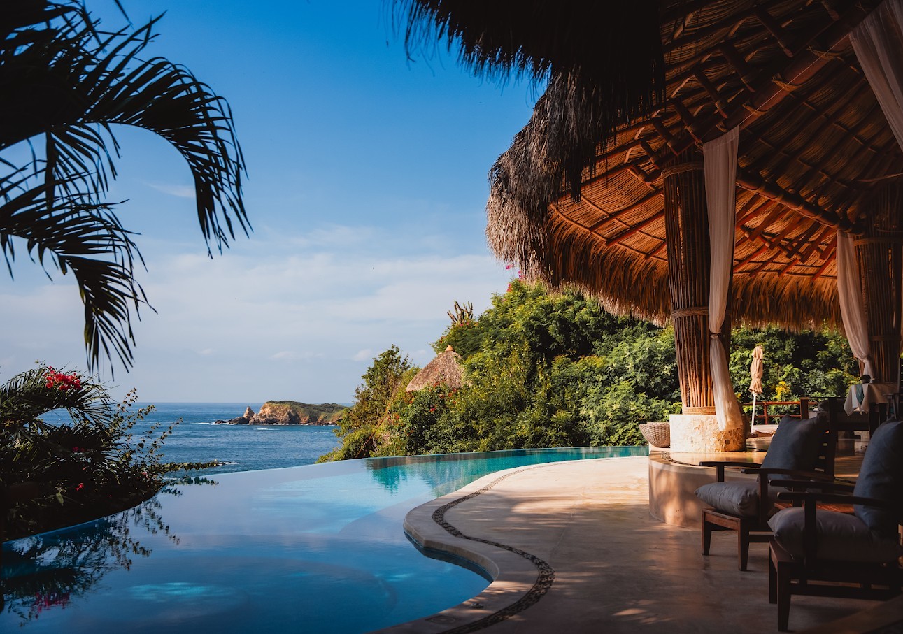 vista de hotel Zoa en Mazunte Oaxaca con piscina, vista al mar y áreas verdes